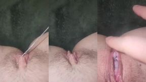 je mouille avec mes doigts