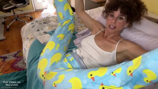 Ein Typ rammt den engen Arsch einer heißen MILF, bevor er einen klebrigen Samenerguss abspritzt.