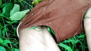 Rapazes indianos amadores se masturbam com seus grandes pênis não circuncidados e depois penetram analmente com ejaculações dentro.