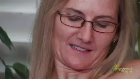 Volwassen vrouwen worden geneukt en gebruiken een Hitachi