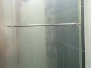 bañandome y orinando en la ducha