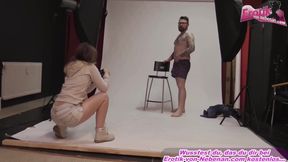 hübsche fotografin bezirzt model beim shooting