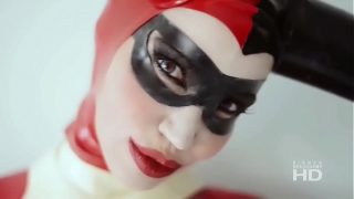 Harley Quinn cosplayer met enorme borsten die zich uitkleedt en masturbeert.