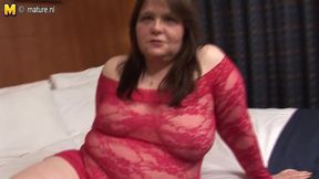 Chubby housewife sticks dildo up her hairy pussy