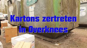 Crushing cartons in overknees - Kartons zertreten in Overknees