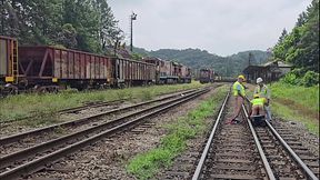 Trabalhadores da linha f&eacute_rrea da nova empreiteira fazendo sexo entre si na hora de almo&ccedil_o.