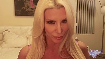 Brittany Andrews Plays With A Dildo So Deep Inside Her Twat!