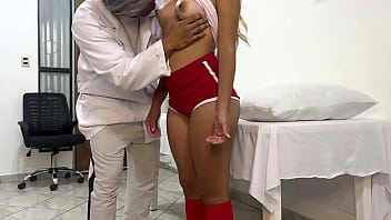 Video Real de M&eacute_dico Deportista En Medicion del Cuerpo de Hermosa Chica Atleta