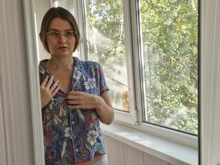 Girl sees that she is beautiful and masturbates in front of the mirror
