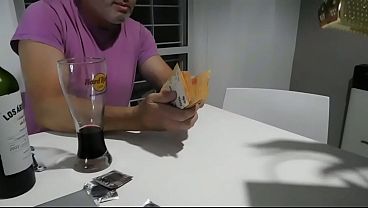 VOLVIENDO DE VACACIONES UN AMIGO NOS INVITA A VER COMO COJE LA PUTA QUE TIENE EN LA ESQUINA DE LA CASA, TRABAJANDO