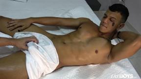 ”Latino muscle boy Dhan Makenzy oil big cock handjob”