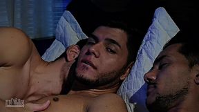 diversao entre amigos - meus dois amigos dotados gozaram encima de mim