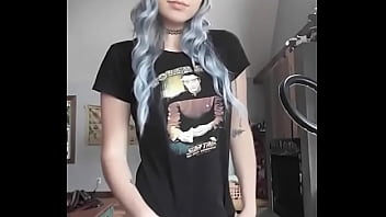 Quem &eacute_ ela? Who is she?