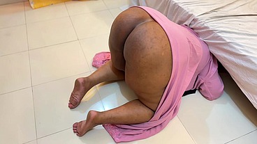 Egyptian Big Ass & Pussy Hot Stepmom Stuck Under Bed Then She Want Hardcore Fuck From Son's Friend