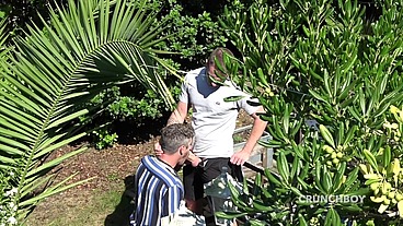 DIMITRI baisé par le beau APOLO ADRII en exhib dans un jardin public