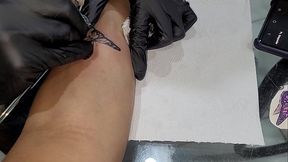 Minha gostosa Paty Bumbum sofrendo na tatoo e oferecendo a buceta como pagamento
