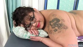 Asian BBW Miss LingLing Lets Masseur Play With Her Muff