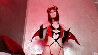 Diversión de cosplay de una pareja amateur: mamada de una zorra de tetas pequeñas, masturbación, sexo anal intenso en posición de perrito y eyaculación desordenada.