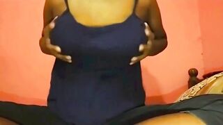 Sri Lankan Ashawari Sucking Off Breasts - දෙවෙනි ඉනිම නිදි නේනා එකට තන්