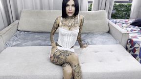 putinha tatuada levou rola preta e pediu leite dentro e na cara