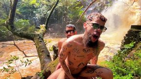 novinho levou leitada dupla dos primos na cachoeira de sao paulo
