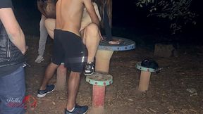 fodendo em praca publica bella ruiva faz fila de macho pra comer ela