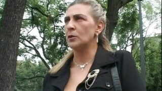 Ibu rumah tangga MILF berbulu yang imut menerima penetrasi anal yang dalam.