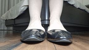 Toe wiggling in patent leather black ballet flats 7 V