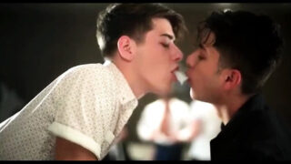 Pipe, bareback, sexe en groupe – les maigres Angel Rivera et Joey Mills, baisés dans le cul