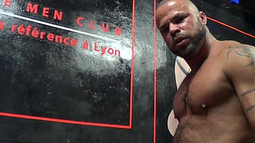 2133 un mec style step daddy donne son cul à la pornstar DELTA KOBRA
