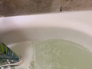 Getting my feet all clean in the shower ????
