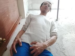 A sportsman enters the bathroom of an old church: Raba Erre Big