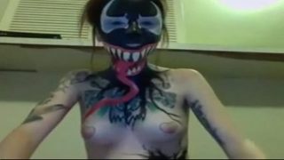 Prachtige Venom-cosplayer komt hard klaar met haar vibrator