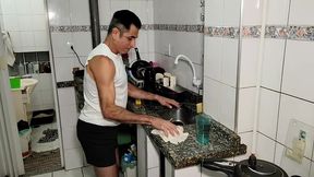 boy roludao me pegou de geito na cozinha e ja me deu sua rolona cheirando macho para eu mamar gostoso