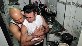 boy roludao me pegou de geito na cozinha e ja me deu sua rolona cheirando macho para eu mamar gostoso