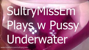 Play with pussy underwater