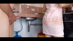 Doble creampie, compartiendo con madrastra cachonda en la cocina, Milf con doble corrida.