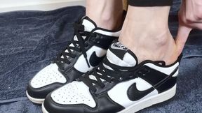 Sneaker-modeling and braces-close up (Nike Dunk Panda)