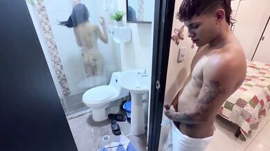Mi hermanastra se ducha con la puerta abierta y yo me aprovecho para follarla.