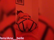 Anabelle la prend dans le cul en levrette avec son harnais en cuir