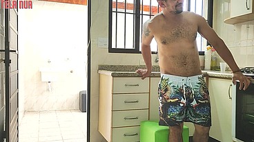 SEXO QUENTE NA COZINHA COM A MORENA RABUDA DE SHORTINHO COLADO