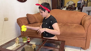 Jasmine Cleans the House with Her Butt Crack Exposed