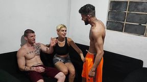 casado bate punheta com amigo em casa esposa pega no flagra e decide que os dois vao fuder ela