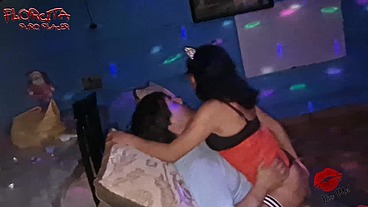 Fiesta en casa y me abren bien rico x atrás.