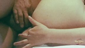 penetrandola por la chuchita mientras se mete el dedo en el culo