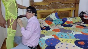 una trans negra muy bien dotada con sexy malla amarilla y peluca rubia folla heterosexual y lo hace su esclavo sexual y le deja el culo abierto