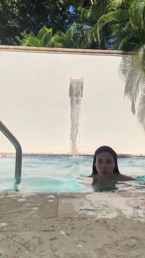 Hotty latina milf Luna Star gets wet with big tits