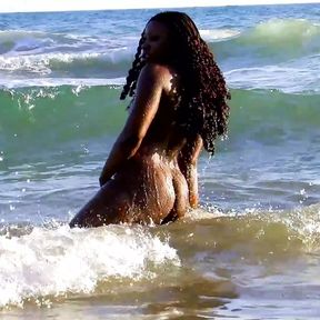 Ebony babe dances seductively on the beach to arouse her boyfriend and suck his cock