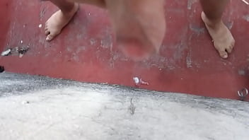 Se la jala mientras ve a la vecina a escondidas