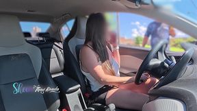 esposa gostosa e safada, sem calcinha e sem sutia se exibindo no carro